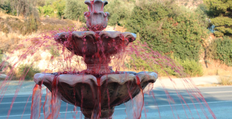 Фонтан из розового вина высотой в Southbank