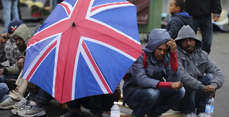 Приток мигрантов в Великобританию упал до рекордно низкого за пять лет уровня 