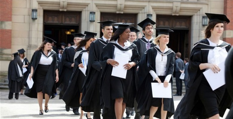 Иностранным студентам разрешат два года жить и работать в Великобритании после обучения 