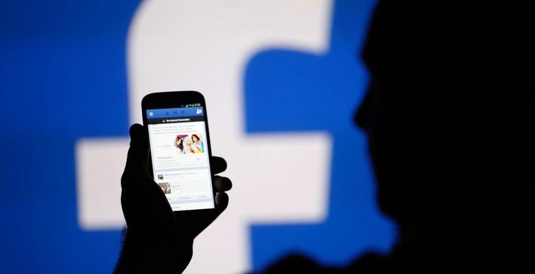 Facebook должен будет передавать сообщения пользователей полиции Британии
