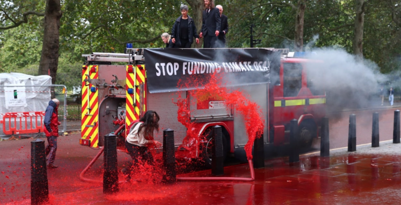 Экологические активисты залили здание Казначейства в Лондоне фальшивой кровью