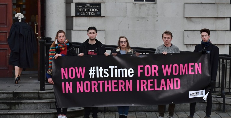 В Северной Ирландии декриминализовали аборты и разрешили однополые браки