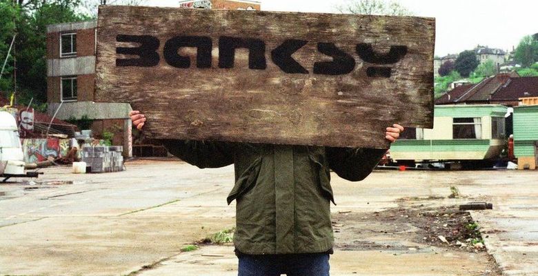 Бывший агент Бэнкси опубликовал новые фотографии анонимного художника. Лица на них не видно 