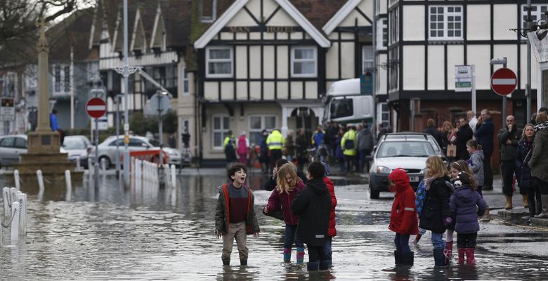 Наводнения и первый снег: конец февраля в Великобритании выдался ненастным