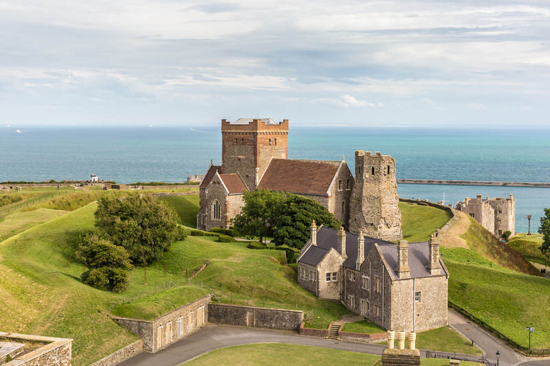 Вид из окон Дуврского замка на римский маяк (Roman Lighthouse) и церковь Святой Марии-ин-Кастро (The Church of St Mary in Castro)