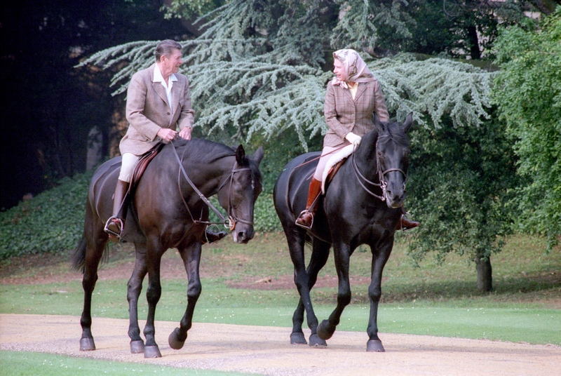 Президент США Рональд Рейган и Елизавета II на конной прогулке у Виндзорского замка. Фото: wikimedia.org
