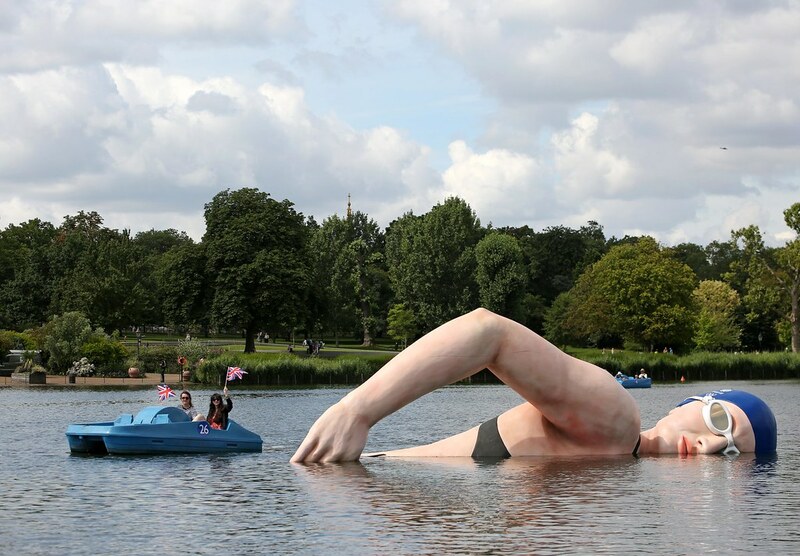 Скульптура олимпийской чемпионки по плаванию Ребекки Адлингтон в Серпентайне.Фото: Flickr/Taylor Herring