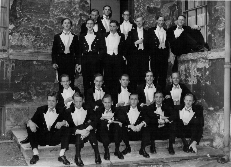 Князь Никита Лобанов-Ростовский (в нижнем ряду первый слева) и другие члены клуба «Буллингдон». Оксфорд, 1957 год. Фото предоставлено героем интервью