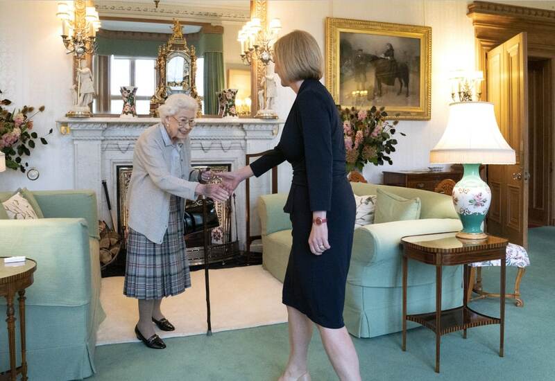 Елизавета II и Лиз Трасс в Балморале, 2022. Фото: twitter.com/RoyalFamily