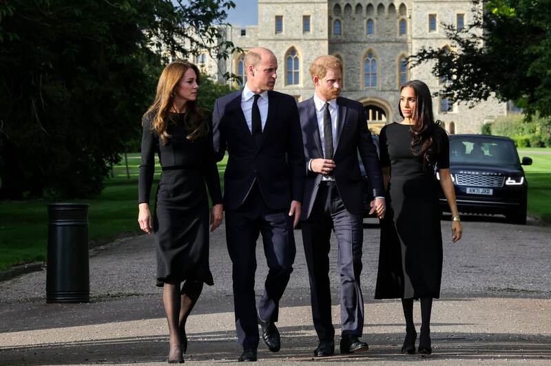 Принц Уильям, Кейт Миддлтон, принц Гарри и Меган Маркл на прощании с королевой. Фото: twitter.com/RoyalFamily