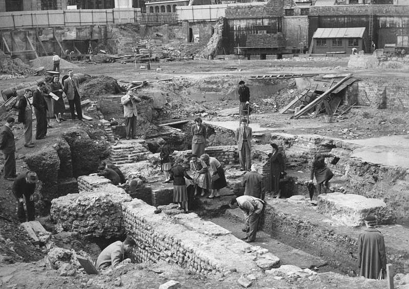 Visitors at the excavation site in 1954. © The Times / News Syndication Фото: www.londonmithraeum.com